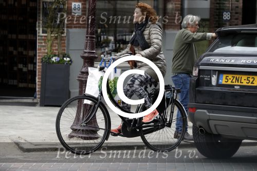 Amsterdam 4 april 2017 
Anouk v Nes na haar operatie op de fiets in Amsterdam zuid