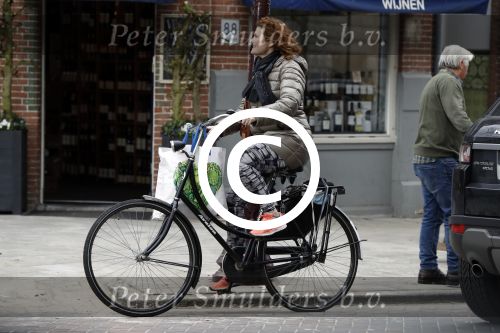 Amsterdam 4 april 2017 
Anouk v Nes na haar operatie op de fiets in Amsterdam zuid