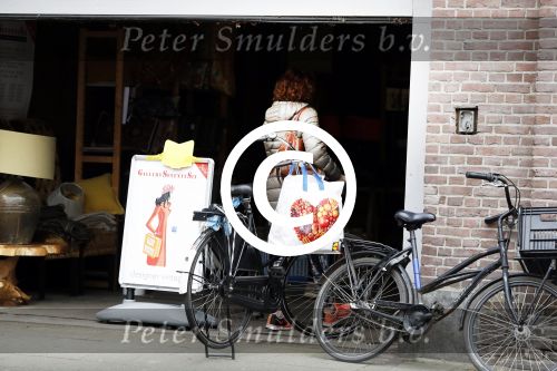 Amsterdam 4 april 2017 
Anouk v Nes na haar operatie op de fiets in Amsterdam zuid