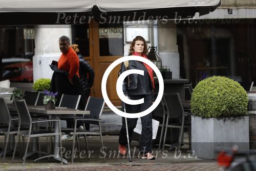 Amsterdam 13 mei 2017
Anouk v Nes op krukken na haar operatie