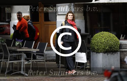 Amsterdam 13 mei 2017
Anouk v Nes op krukken na haar operatie