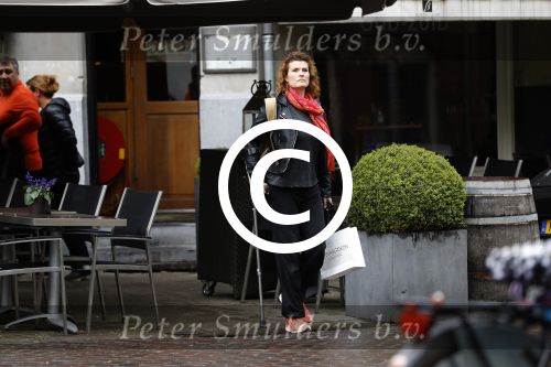 Amsterdam 13 mei 2017
Anouk v Nes op krukken na haar operatie