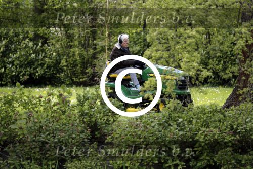 Maarssen 27 april 2017
Berend Boudewijn maait het gras in zijn tuin
