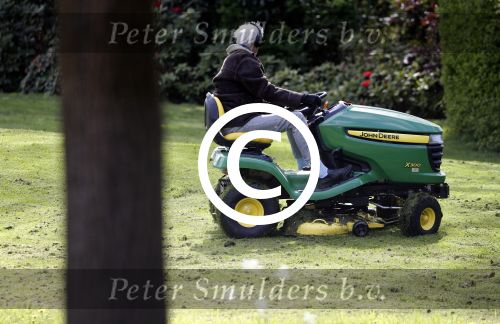 Maarssen 27 april 2017
Berend Boudewijn maait het gras in zijn tuin