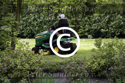 Maarssen 27 april 2017
Berend Boudewijn maait het gras in zijn tuin