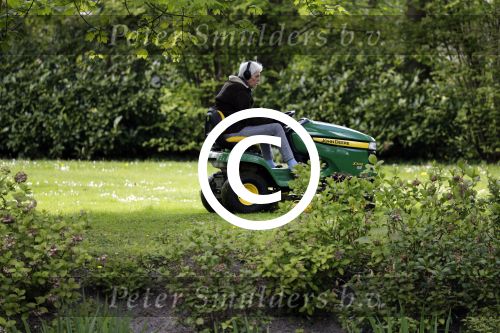 Maarssen 27 april 2017
Berend Boudewijn maait het gras in zijn tuin