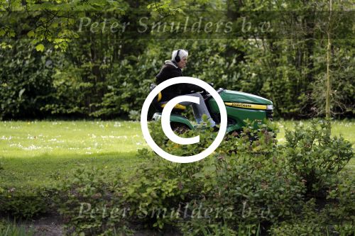 Maarssen 27 april 2017
Berend Boudewijn maait het gras in zijn tuin