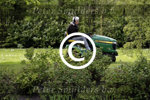 Maarssen 27 april 2017
Berend Boudewijn maait het gras in zijn tuin