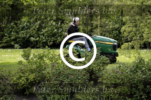 Maarssen 27 april 2017
Berend Boudewijn maait het gras in zijn tuin