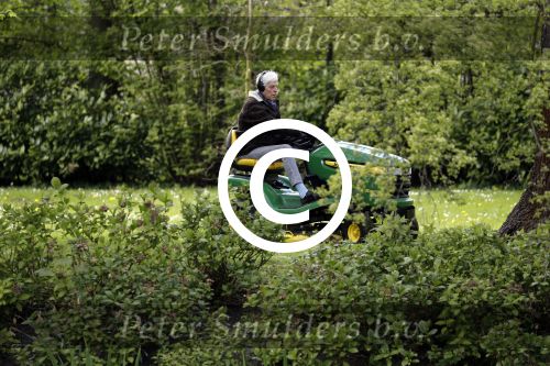 Maarssen 27 april 2017
Berend Boudewijn maait het gras in zijn tuin
