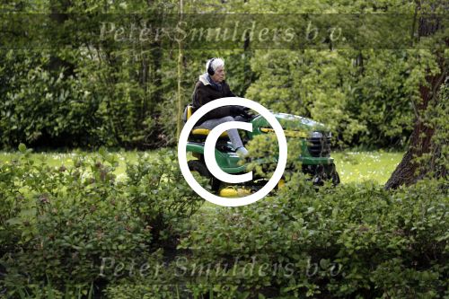Maarssen 27 april 2017
Berend Boudewijn maait het gras in zijn tuin