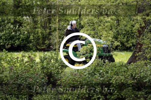 Maarssen 27 april 2017
Berend Boudewijn maait het gras in zijn tuin