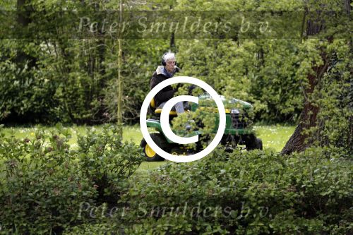Maarssen 27 april 2017
Berend Boudewijn maait het gras in zijn tuin