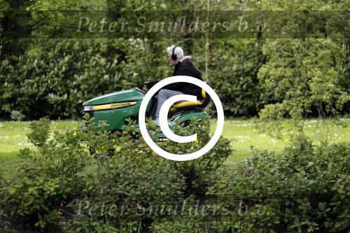 Maarssen 27 april 2017
Berend Boudewijn maait het gras in zijn tuin