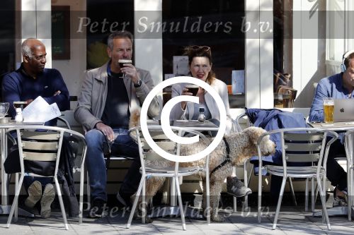 Amsterdam 10 mei 2017
Bert Kuizenga met zijn vrouw en hond op terras