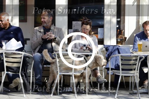 Amsterdam 10 mei 2017
Bert Kuizenga met zijn vrouw en hond op terras