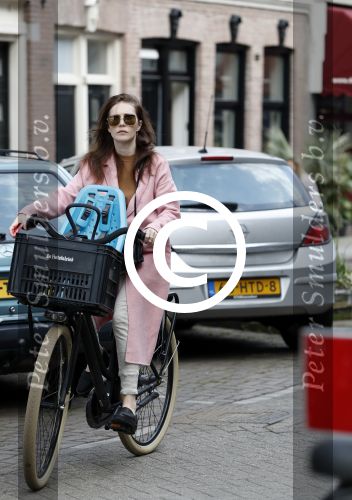 Amsterdam 31 maart 2017
Carice v Houten doet boodschappen met een vriendin