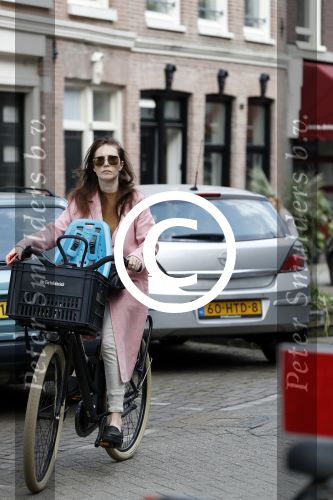 Amsterdam 31 maart 2017
Carice v Houten doet boodschappen met een vriendin