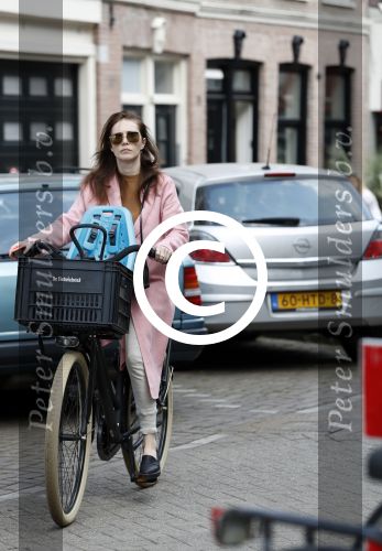 Amsterdam 31 maart 2017
Carice v Houten doet boodschappen met een vriendin