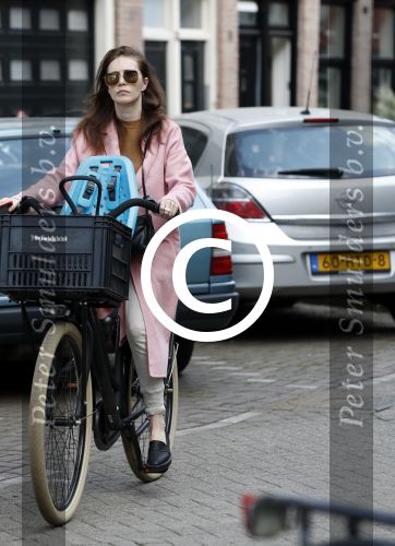 Amsterdam 31 maart 2017
Carice v Houten doet boodschappen met een vriendin