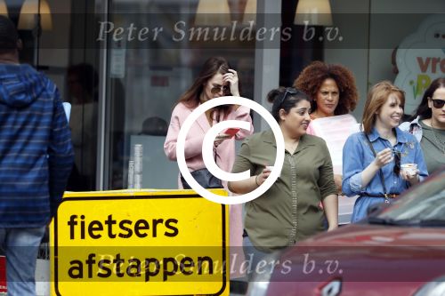 Amsterdam 31 maart 2017
Carice v Houten doet boodschappen met een vriendin