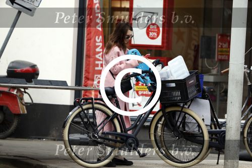 Amsterdam 31 maart 2017
Carice v Houten doet boodschappen met een vriendin