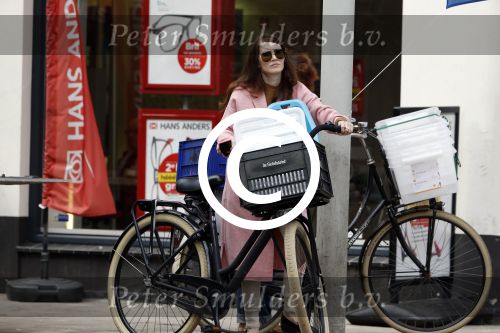 Amsterdam 31 maart 2017
Carice v Houten doet boodschappen met een vriendin