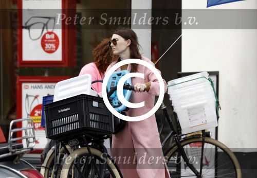 Amsterdam 31 maart 2017
Carice v Houten doet boodschappen met een vriendin