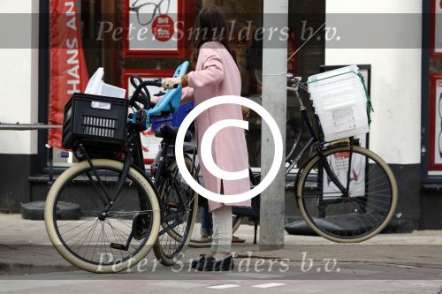 Amsterdam 31 maart 2017
Carice v Houten doet boodschappen met een vriendin