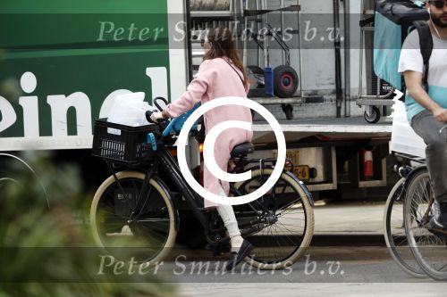Amsterdam 31 maart 2017
Carice v Houten doet boodschappen met een vriendin