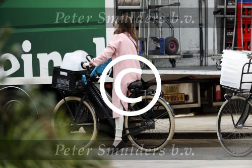 Amsterdam 31 maart 2017
Carice v Houten doet boodschappen met een vriendin