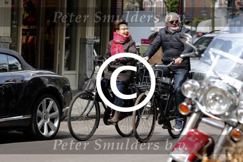 Amsterdam 29 april 2017  
Carolien v d Berg met vriend op de fiets in Amsterdam zuid