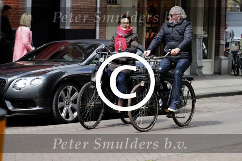 Amsterdam 29 april 2017  
Carolien v d Berg met vriend op de fiets in Amsterdam zuid