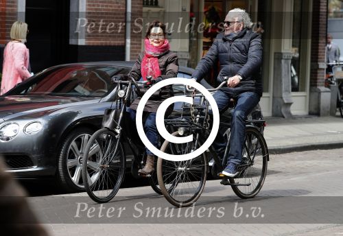 Amsterdam 29 april 2017  
Carolien v d Berg met vriend op de fiets in Amsterdam zuid