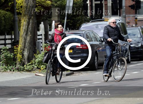 Amsterdam 29 april 2017  
Carolien v d Berg met vriend op de fiets in Amsterdam zuid