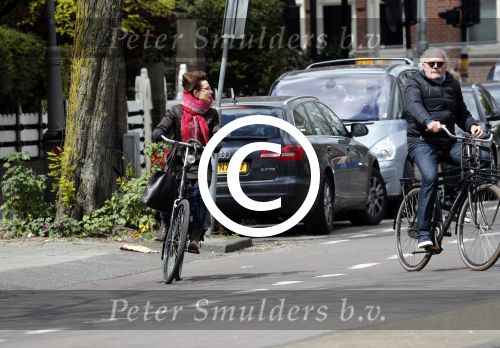 Amsterdam 29 april 2017  
Carolien v d Berg met vriend op de fiets in Amsterdam zuid