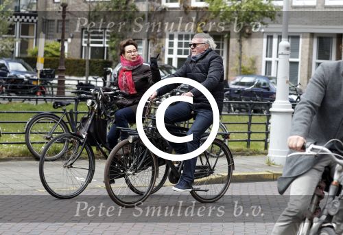 Amsterdam 29 april 2017  
Carolien v d Berg met vriend op de fiets in Amsterdam zuid