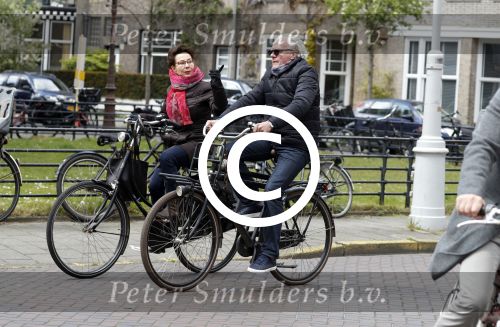 Amsterdam 29 april 2017  
Carolien v d Berg met vriend op de fiets in Amsterdam zuid