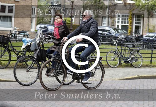 Amsterdam 29 april 2017  
Carolien v d Berg met vriend op de fiets in Amsterdam zuid