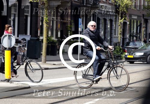Amsterdam 29 april 2017  
Carolien v d Berg met vriend op de fiets in Amsterdam zuid