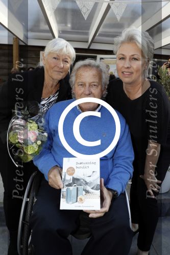Lelystad 7 april 2017 
Uitreiking boek Christa Krommenhoek ( dochter Koos Alberts). Koos en Joke krijgen het eerste boek van haar.