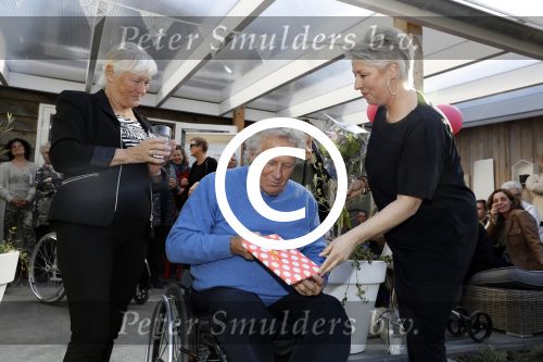 Lelystad 7 april 2017 
Uitreiking boek Christa Krommenhoek ( dochter Koos Alberts). Koos en Joke krijgen het eerste boek van haar.