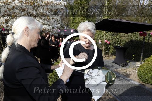 Lelystad 7 april 2017 
Uitreiking boek Christa Krommenhoek ( dochter Koos Alberts). Koos en Joke krijgen het eerste boek van haar.
