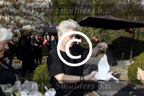 Lelystad 7 april 2017 
Uitreiking boek Christa Krommenhoek ( dochter Koos Alberts). Koos en Joke krijgen het eerste boek van haar.