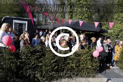 Lelystad 7 april 2017 
Uitreiking boek Christa Krommenhoek ( dochter Koos Alberts). Koos en Joke krijgen het eerste boek van haar.