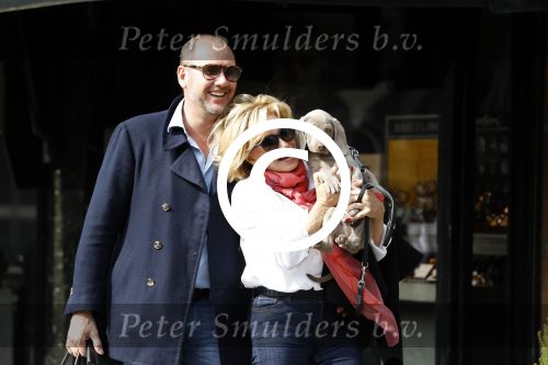 Amsterdam 4 april 2017  
Connie Witteman en Eugene v Dun metb hun puppy Rocco in amsterdam zuid.