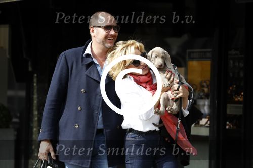 Amsterdam 4 april 2017  
Connie Witteman en Eugene v Dun metb hun puppy Rocco in amsterdam zuid.
