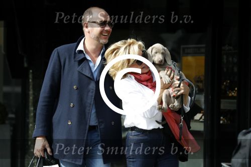 Amsterdam 4 april 2017  
Connie Witteman en Eugene v Dun metb hun puppy Rocco in amsterdam zuid.