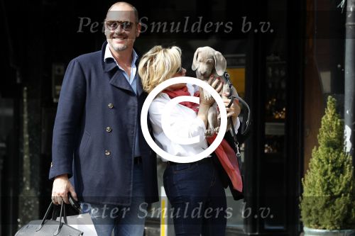 Amsterdam 4 april 2017  
Connie Witteman en Eugene v Dun metb hun puppy Rocco in amsterdam zuid.