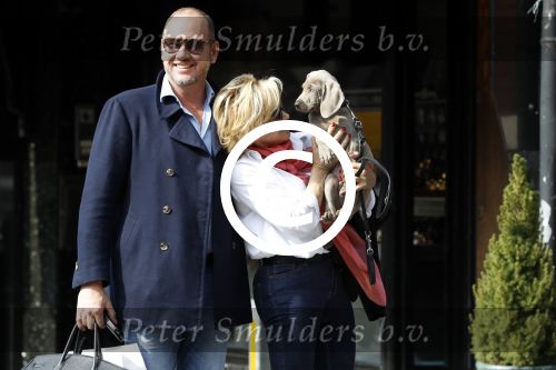 Amsterdam 4 april 2017  
Connie Witteman en Eugene v Dun metb hun puppy Rocco in amsterdam zuid.